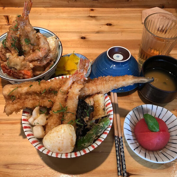 데일리푸드 소리만 들어도 맛있다! 튀김으로 승부하는 텐동 맛집