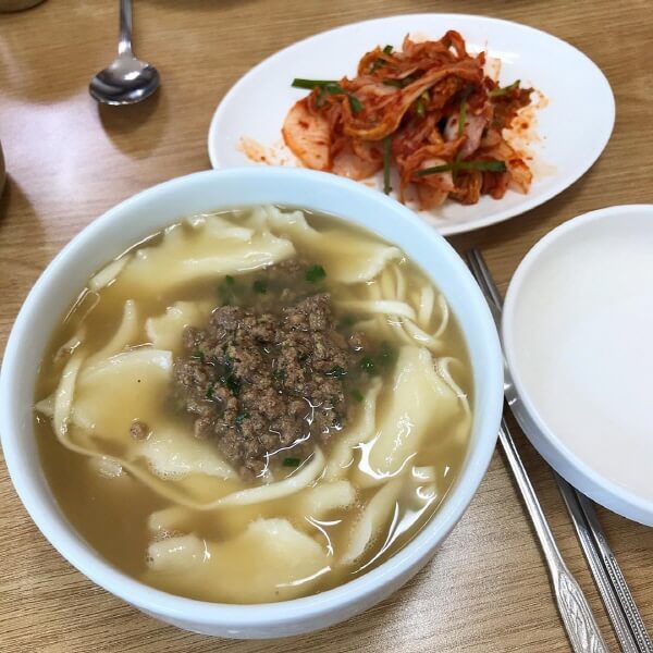 데일리푸드 걸쭉하고 구수한 추억의 맛! 서울 수제비 맛집