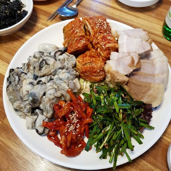 데일리푸드 싱싱한 굴과 돼지고기의 꿀조합! 군침도는 굴보쌈 맛집