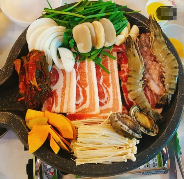 데일리푸드 남다른 바다의 풍미! 쫄깃하고 담백한 문어삼합 맛집