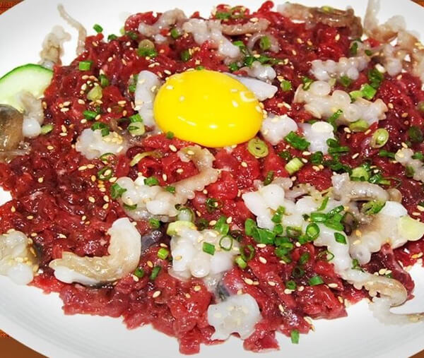 데일리푸드 고소한 육즙과 부드러운 식감이 매력! 서울 육회 맛집