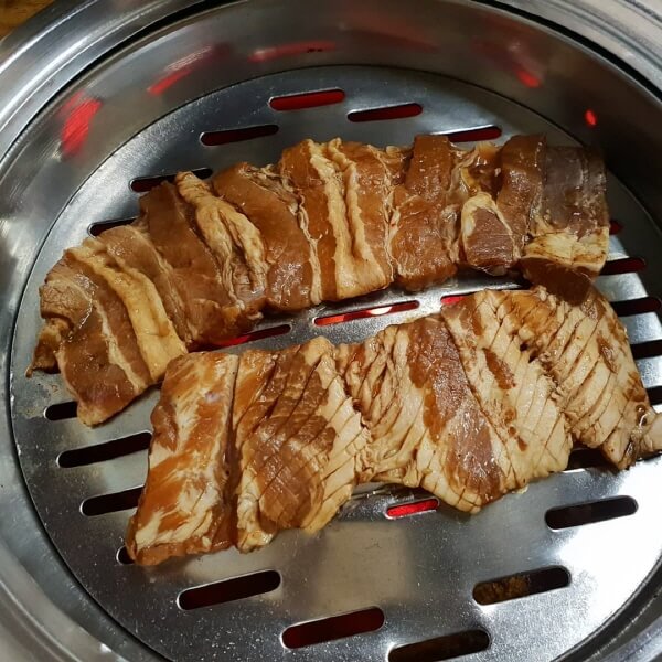 데일리푸드 달짝지근한 양념이 일품! 소문난 돼지갈비 맛집