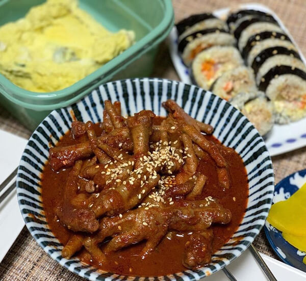 데일리푸드 눈물 콧물 빼며 스트레스까지 날려주는 매운 닭발 맛집