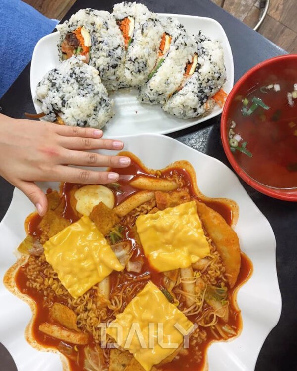 빼면 섭하지~ 캠퍼스 앞 명물음식 푸드 푸드,맛집,대학가맛집,대학가맛집추천,캠퍼스,캠퍼스명물음식,대학가맛집추천 감동적인 명물김밥과 왕라볶이