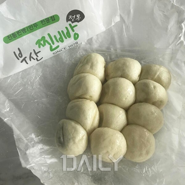 데일리 - 김이 모락모락~ 온기 가득한 찐빵 맛집 푸드 푸드,맛집,찐빵,찐빵맛집,찐빵맛집추천 겨울만 되면 인기 폭발하는 찐빵 맛있는 곳