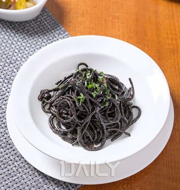 데일리 - 한 번 먹으면 단골행, 소문난 오징어먹물 파스타 맛집 푸드 파스타맛집,파스타,맛집,먹물파스타맛집,먹물파스타,먹물파스타맛집추천... 