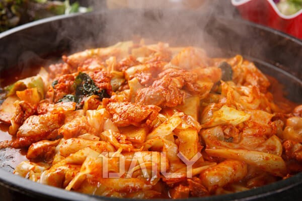 데일리 - 일본에서 떡볶이 먹으려고 줄 선다고? 일본에 부는 푸드 한류 푸드 K푸드,일본유행음식,한국음식유행,일본유행한국음식,K ...