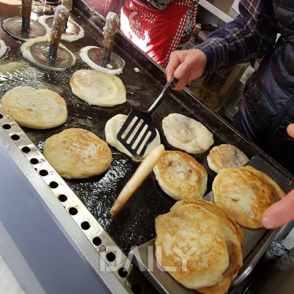 데일리 - 줄 서서 먹는 전국 호떡 맛집 추천 10 푸드 호떡맛집,호떡맛집추천,호떡,호떡당,삼맛호오떡,중동호떡 특허 출원까지 한 호떡이 있다고?