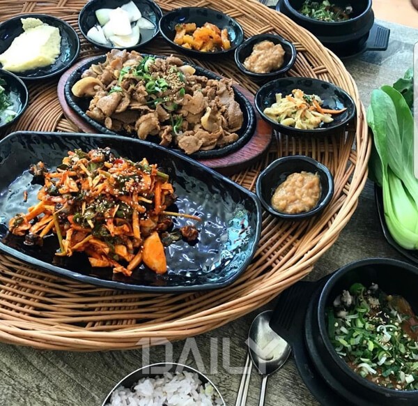 데일리 - 백종원도 운영? 상다리 휘어지는 쌈밥 맛집 푸드 쌈밥맛집,쌈밥... 전국쌈밥맛집,녹원쌈밥,보자기 백종원도 운영? 상다리 휘어지는 쌈밥 맛집