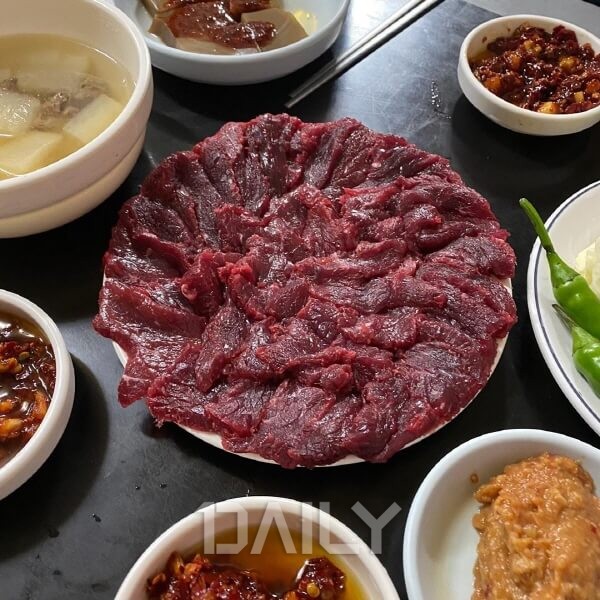 데일리 - 육회와는 또 다른 대구 별미! 씹을수록 고소한 뭉티기 맛집 푸드 뭉티기맛집,뭉티기,맛집,뭉티기맛집추천,소고기망티기,소고기... 
