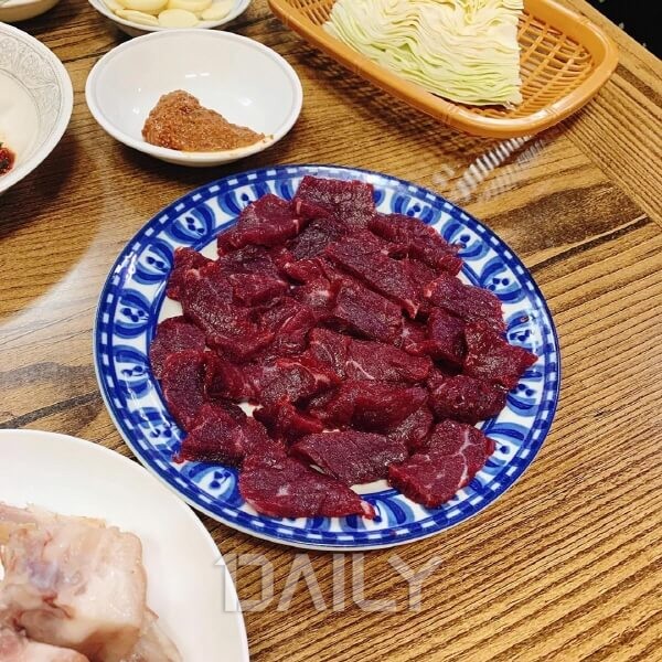 데일리 - 육회와는 또 다른 대구 별미! 씹을수록 고소한 뭉티기 맛집 푸드 뭉티기맛집,뭉티기,맛집,뭉티기맛집추천,소고기망티기,소고기... 