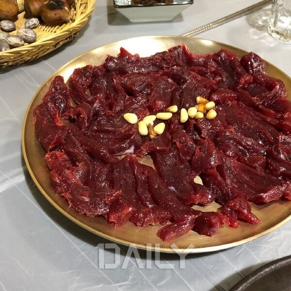 데일리 - 육회와는 또 다른 대구 별미! 씹을수록 고소한 뭉티기 맛집 푸드 뭉티기맛집,뭉티기,맛집,뭉티기맛집추천,소고기망티기,소고기... 