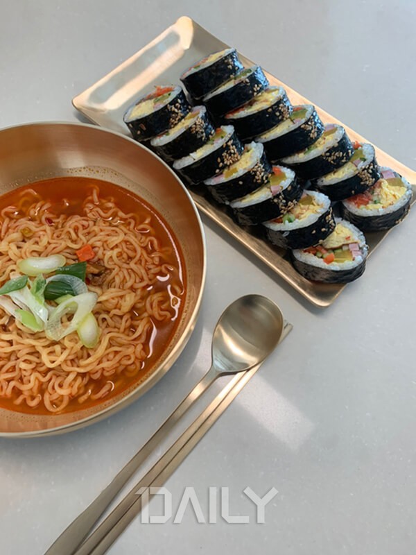 데일리 - 냉동김밥이 해외에서 품절대란 일으킨 놀라운 이유 푸드 한국음식,한국,음식,한국음식인기,김밥,김밥인기,김밥수출,냉동김밥,곤약김밥... 