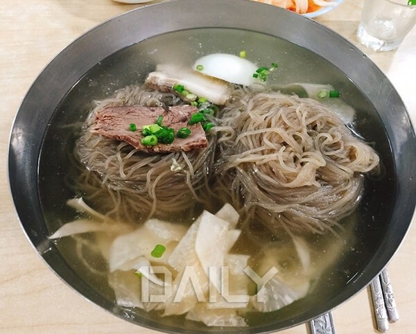 데일리 - 가격 부담 없고 맛있어서 여름에 줄 서서 먹는 음식 푸드 전국냉면요리,전국냉면,냉면,냉면맛집,전국냉면맛집,냉면종류,냉면추천... 
