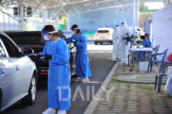 3단계 기준 - 코로나 3단계 기준 방대본 "사회적 거리두기 3단계 적용 시기 ... - 3단계 기준이 주 평균 800~1000명인데, 쉽게 결정은 못내리겠지만 내일부터 3단계 기준 자체는 충족되기 시작해서 꽤 위험하네요.