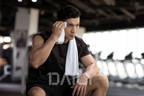 데일리 - 여름에 땀 흘리며 운동하면 안되는 이유 건강 땀,운동,땀흘리는이유 ,땀나는이유,땀중요성,운동효과,하루30분운동,하루 ...