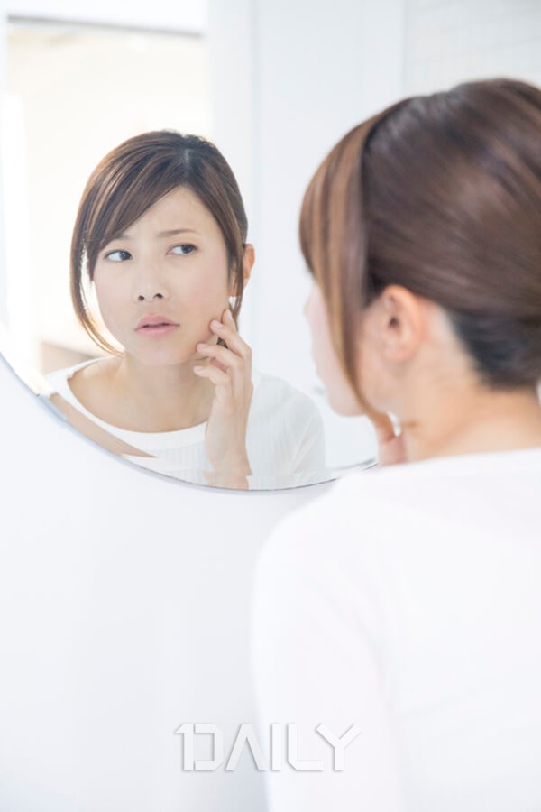 데일리 - 얼굴에 힘 몇 번 주고 얼굴 주름 없애는 법 뷰티 주름관리,주름,관리,주름관리법,주름관리방법,주름예방,주름원인,목주름 ...