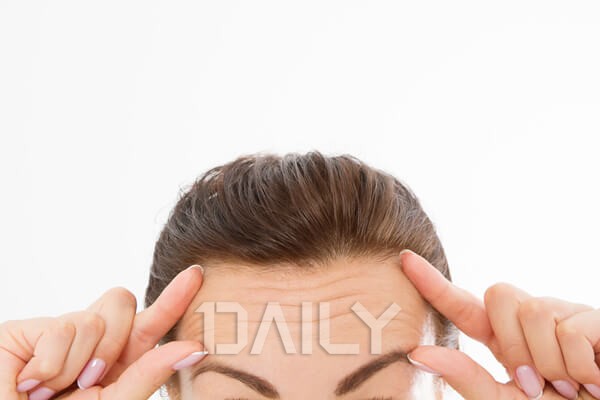 데일리 - 얼굴에 힘 몇 번 주고 얼굴 주름 없애는 법 뷰티 주름관리,주름,관리,주름관리법,주름관리방법,주름예방,주름원인,목주름 ...