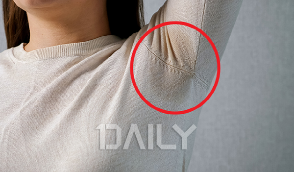 데일리 - 옷에 묻은 땀 색깔로 내 몸 상태 알아보는 법 건강 땀색깔,땀,색깔,땀색,땀냄새,무한증,다한증,땀흘리는이유,노란색땀,투명한땀