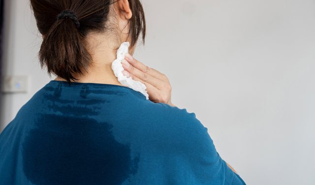 데일리 - 날씨 별로 안 더운데 땀 많이 흘리는 사람 '이 병' 의심 건강 땀,땀이많이나는이유,땀많이흘리는이유,다한증,다한증원인 ...